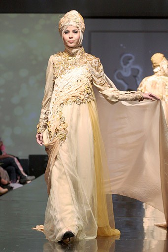 Ade Irma Gold of the Field. Jakarta Fashion & Food Festival 2011 at Ballroom Hotel Harris. Kalapa Gading. Jakarta. [Foto: Mohammad Abduh/Wolipop]