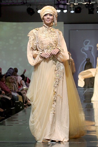 Ade Irma Gold of the Field. Jakarta Fashion & Food Festival 2011 at Ballroom Hotel Harris. Kalapa Gading. Jakarta. [Foto: Mohammad Abduh/Wolipop]