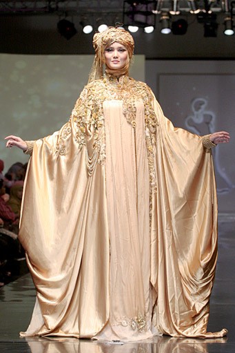 Ade Irma Gold of the Field. Jakarta Fashion & Food Festival 2011 at Ballroom Hotel Harris. Kalapa Gading. Jakarta. [Foto: Mohammad Abduh/Wolipop]