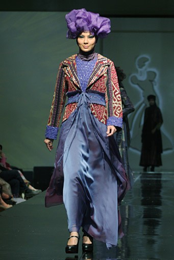 Hennie Noer The Beauty. Jakarta Fashion & Food Festival 2011 at Ballroom Hotel Haris. Kalapa Gading. Jakarta. [Foto: Mohammad Abduh/Wolipop]