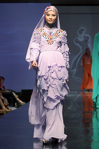 Adhy & Alie Dara Malebbi. Jakarta Fashion & Food Festival 2011 at Ballroom Hotel Haris. Kalapa Gading. Jakarta. [Foto: Mohammad Abduh/Wolipop]