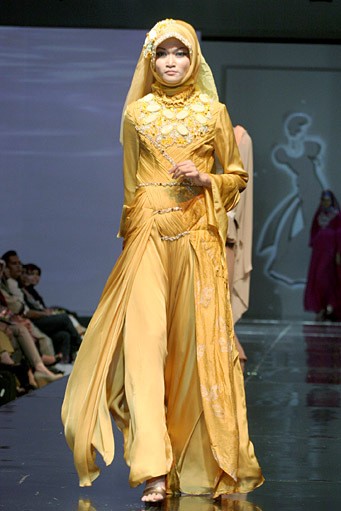 Adhy & Alie Dara Malebbi. Jakarta Fashion & Food Festival 2011 at Ballroom Hotel Haris. Kalapa Gading. Jakarta. [Foto: Mohammad Abduh/Wolipop]