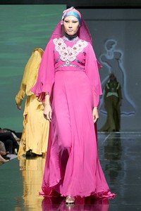 Adhy & Alie Dara Malebbi. Jakarta Fashion & Food Festival 2011 at Ballroom Hotel Haris. Kalapa Gading. Jakarta. [Foto: Mohammad Abduh/Wolipop]