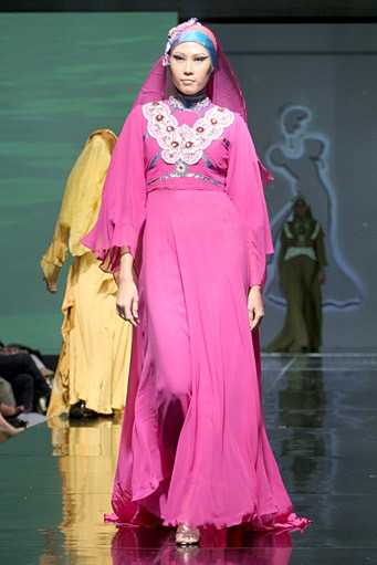 Adhy & Alie Dara Malebbi. Jakarta Fashion & Food Festival 2011 at Ballroom Hotel Haris. Kalapa Gading. Jakarta. [Foto: Mohammad Abduh/Wolipop]