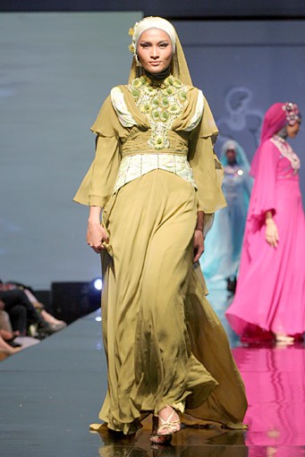 Adhy & Alie Dara Malebbi. Jakarta Fashion & Food Festival 2011 at Ballroom Hotel Haris. Kalapa Gading. Jakarta. [Foto: Mohammad Abduh/Wolipop]