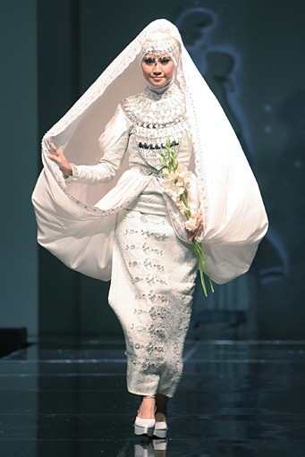 Dian Pelangi Al-Arousa Pengantin. Jakarta Fashion & Food Festival 2011 at Ballroom Hotel Harris. Kalapa Gading. Jakarta. [Foto: Mohammad Abduh/Wolipop]