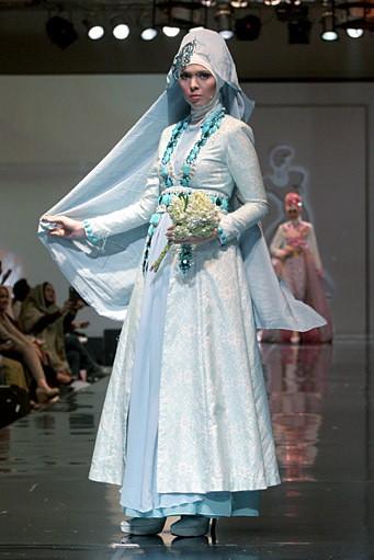 Dian Pelangi Al-Arousa Pengantin. Jakarta Fashion & Food Festival 2011 at Ballroom Hotel Harris. Kalapa Gading. Jakarta. [Foto: Mohammad Abduh/Wolipop]