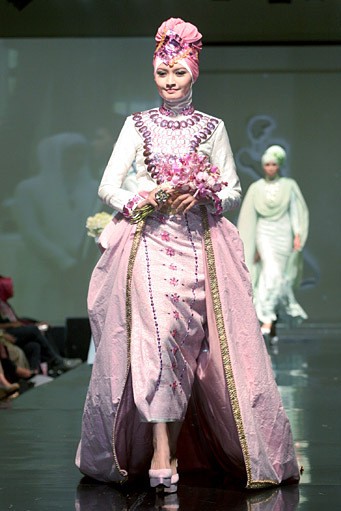 Dian Pelangi Al-Arousa Pengantin. Jakarta Fashion & Food Festival 2011 at Ballroom Hotel Harris. Kalapa Gading. Jakarta. [Foto: Mohammad Abduh/Wolipop]