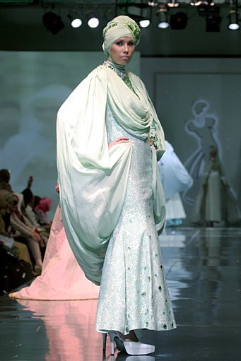 Dian Pelangi Al-Arousa Pengantin. Jakarta Fashion & Food Festival 2011 at Ballroom Hotel Harris. Kalapa Gading. Jakarta. [Foto: Mohammad Abduh/Wolipop]