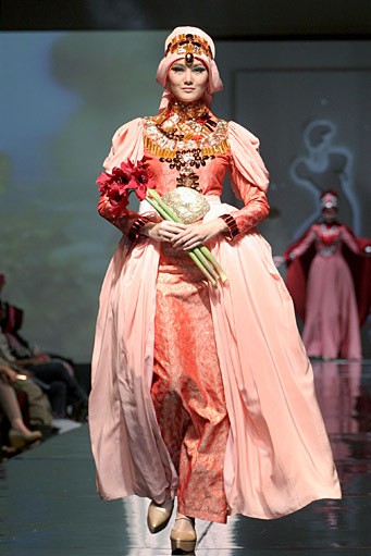 Dian Pelangi Al-Arousa Pengantin. Jakarta Fashion & Food Festival 2011 at Ballroom Hotel Harris. Kalapa Gading. Jakarta. [Foto: Mohammad Abduh/Wolipop]