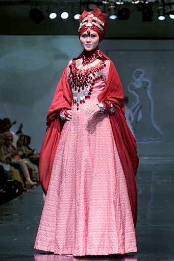 Dian Pelangi Al-Arousa Pengantin. Jakarta Fashion & Food Festival 2011 at Ballroom Hotel Harris. Kalapa Gading. Jakarta. [Foto: Mohammad Abduh/Wolipop]