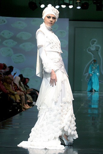 Siti Roslia Shiny Brides. Jakarta Fashion & Food Festival 2011 at Ballroom Hotel Haris. Kalapa Gading. Jakarta. [Foto: Mohammad Abduh/Wolipop]