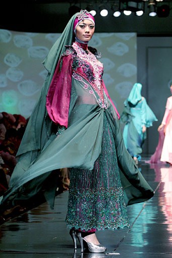 Siti Roslia Shiny Brides. Jakarta Fashion & Food Festival 2011 at Ballroom Hotel Haris. Kalapa Gading. Jakarta. [Foto: Mohammad Abduh/Wolipop]