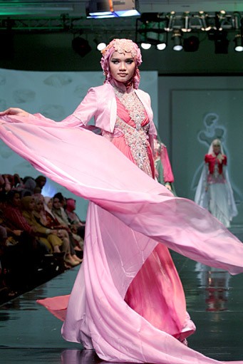 Siti Roslia Shiny Brides. Jakarta Fashion & Food Festival 2011 at Ballroom Hotel Haris. Kalapa Gading. Jakarta. [Foto: Mohammad Abduh/Wolipop]