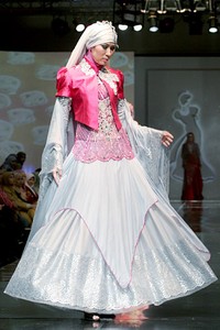 Siti Roslia Shiny Brides. Jakarta Fashion & Food Festival 2011 at Ballroom Hotel Haris. Kalapa Gading. Jakarta. [Foto: Mohammad Abduh/Wolipop]