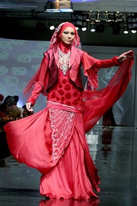 Siti Roslia Shiny Brides. Jakarta Fashion & Food Festival 2011 at Ballroom Hotel Haris. Kalapa Gading. Jakarta. [Foto: Mohammad Abduh/Wolipop]