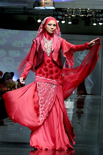 Siti Roslia Shiny Brides. Jakarta Fashion & Food Festival 2011 at Ballroom Hotel Haris. Kalapa Gading. Jakarta. [Foto: Mohammad Abduh/Wolipop]