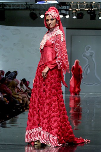 Siti Roslia Shiny Brides. Jakarta Fashion & Food Festival 2011 at Ballroom Hotel Haris. Kalapa Gading. Jakarta. [Foto: Mohammad Abduh/Wolipop]