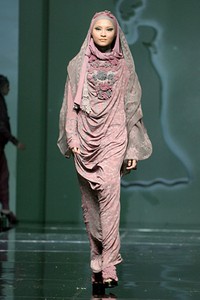 Jeny Tjahyawati n The Road To Savana. Jakarta Fashion & Food Festival 2011 at Ballroom Hotel Haris. Kalapa Gading. Jakarta. [Foto: Mohammad Abduh/Wolipop]