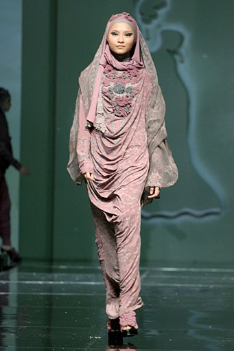 Jeny Tjahyawati n The Road To Savana. Jakarta Fashion & Food Festival 2011 at Ballroom Hotel Haris. Kalapa Gading. Jakarta. [Foto: Mohammad Abduh/Wolipop]