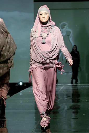 Jeny Tjahyawati n The Road To Savana. Jakarta Fashion & Food Festival 2011 at Ballroom Hotel Haris. Kalapa Gading. Jakarta. [Foto: Mohammad Abduh/Wolipop]