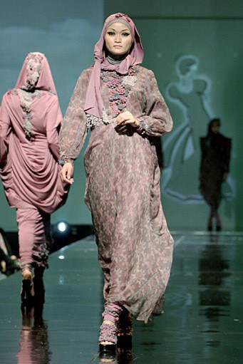 Jeny Tjahyawati n The Road To Savana. Jakarta Fashion & Food Festival 2011 at Ballroom Hotel Haris. Kalapa Gading. Jakarta. [Foto: Mohammad Abduh/Wolipop]