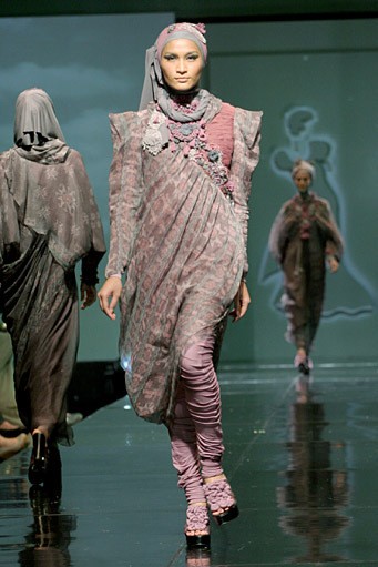 Jeny Tjahyawati n The Road To Savana. Jakarta Fashion & Food Festival 2011 at Ballroom Hotel Haris. Kalapa Gading. Jakarta. [Foto: Mohammad Abduh/Wolipop]