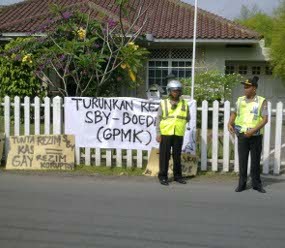 Desak Usut Korupsi Kemenpora, Mahasiswa Demo di Rumah Boediono