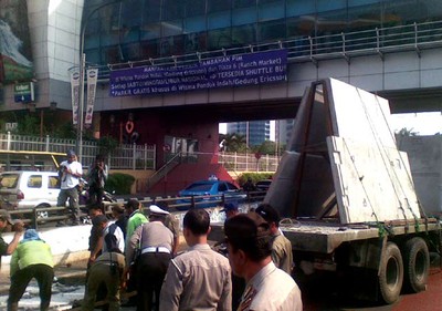 Truk Tronton Tabrak Portal Jalan