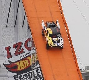 Mobil Meluncur dari Ketinggian 101 Meter untuk Pecahkan Rekor