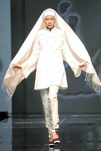 Safartiwi Gadeng Spirit of Cut Nyak Dhien. Jakarta Fashion & Food Festival 2011 at Ballroom Hotel Haris. Kalapa Gading. Jakarta. [Foto: Mohammad Abduh/Wolipop]