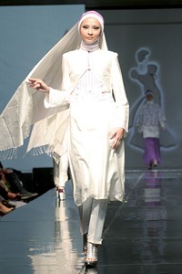 Safartiwi Gadeng Spirit of Cut Nyak Dhien. Jakarta Fashion & Food Festival 2011 at Ballroom Hotel Haris. Kalapa Gading. Jakarta. [Foto: Mohammad Abduh/Wolipop]