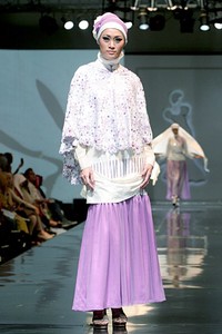 Safartiwi Gadeng Spirit of Cut Nyak Dhien. Jakarta Fashion & Food Festival 2011 at Ballroom Hotel Haris. Kalapa Gading. Jakarta. [Foto: Mohammad Abduh/Wolipop]