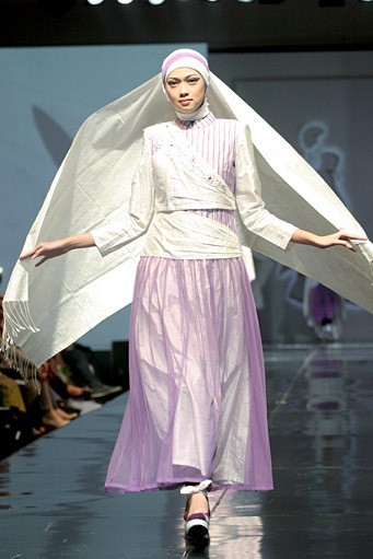 Safartiwi Gadeng Spirit of Cut Nyak Dhien. Jakarta Fashion & Food Festival 2011 at Ballroom Hotel Haris. Kalapa Gading. Jakarta. [Foto: Mohammad Abduh/Wolipop]