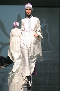 Safartiwi Gadeng Spirit of Cut Nyak Dhien. Jakarta Fashion & Food Festival 2011 at Ballroom Hotel Haris. Kalapa Gading. Jakarta. [Foto: Mohammad Abduh/Wolipop]