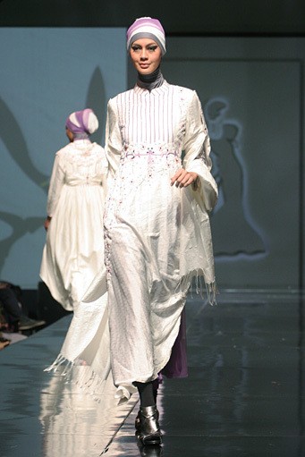 Safartiwi Gadeng Spirit of Cut Nyak Dhien. Jakarta Fashion & Food Festival 2011 at Ballroom Hotel Haris. Kalapa Gading. Jakarta. [Foto: Mohammad Abduh/Wolipop]