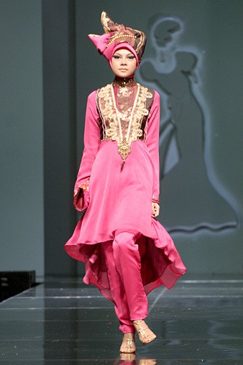 Ade Listiani Putri Lenggogeni. Jakarta Fashion & Food Festival 2011 at Ballroom Hotel Haris. Kalapa Gading. Jakarta. [Foto: Mohammad Abduh/Wolipop]