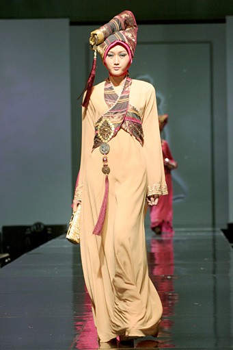 Ade Listiani Putri Lenggogeni. Jakarta Fashion & Food Festival 2011 at Ballroom Hotel Haris. Kalapa Gading. Jakarta. [Foto: Mohammad Abduh/Wolipop]