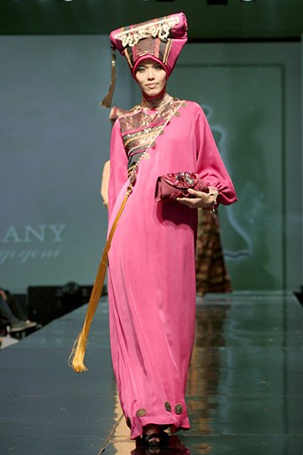 Ade Listiani Putri Lenggogeni. Jakarta Fashion & Food Festival 2011 at Ballroom Hotel Haris. Kalapa Gading. Jakarta. [Foto: Mohammad Abduh/Wolipop]