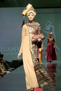 Ade Listiani Putri Lenggogeni. Jakarta Fashion & Food Festival 2011 at Ballroom Hotel Haris. Kalapa Gading. Jakarta. [Foto: Mohammad Abduh/Wolipop]