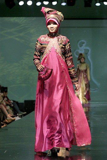 Ade Listiani Putri Lenggogeni. Jakarta Fashion & Food Festival 2011 at Ballroom Hotel Haris. Kalapa Gading. Jakarta. [Foto: Mohammad Abduh/Wolipop]