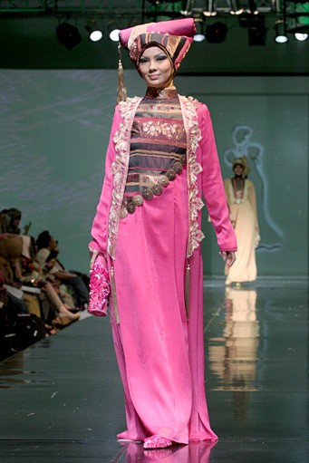 Ade Listiani Putri Lenggogeni. Jakarta Fashion & Food Festival 2011 at Ballroom Hotel Haris. Kalapa Gading. Jakarta. [Foto: Mohammad Abduh/Wolipop]