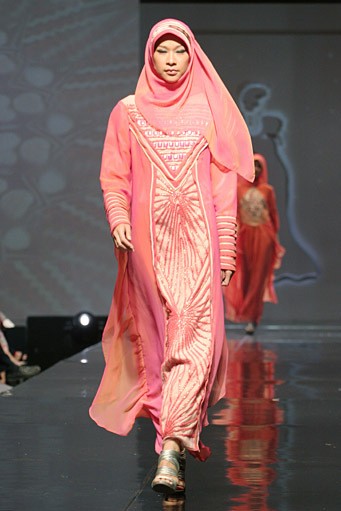 Yuyuk Nurmaisyah Techo Cultural. Jakarta Fashion & Food Festival 2011 at Ballroom Hotel Haris. Kalapa Gading. Jakarta. [Foto: Mohammad Abduh/Wolipop]