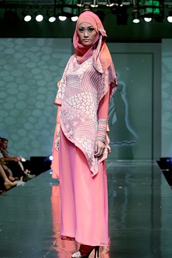 Yuyuk Nurmaisyah Techo Cultural. Jakarta Fashion & Food Festival 2011 at Ballroom Hotel Haris. Kalapa Gading. Jakarta. [Foto: Mohammad Abduh/Wolipop]