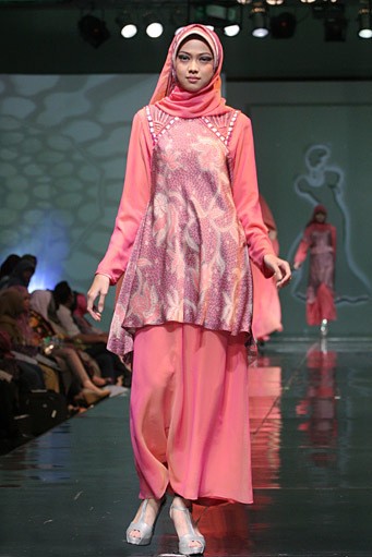 Yuyuk Nurmaisyah Techo Cultural. Jakarta Fashion & Food Festival 2011 at Ballroom Hotel Haris. Kalapa Gading. Jakarta. [Foto: Mohammad Abduh/Wolipop]