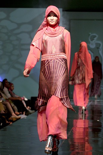 Safartiwi Gadeng Spirit of Cut Nyak Dhien. Jakarta Fashion & Food Festival 2011 at Ballroom Hotel Haris. Kalapa Gading. Jakarta. [Foto: Mohammad Abduh/Wolipop]