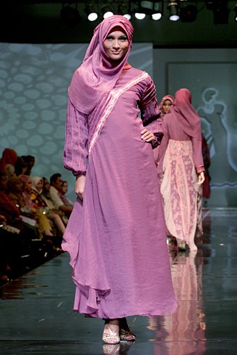 Yuyuk Nurmaisyah Techo Cultural. Jakarta Fashion & Food Festival 2011 at Ballroom Hotel Haris. Kalapa Gading. Jakarta. [Foto: Mohammad Abduh/Wolipop]