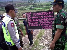 Petugas PVMBG Periksa Kadar CO2 di Gunung Dieng