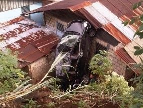 Bruuk! Mobil Operasional Sekda Papua Terjun ke Rumah Warga
