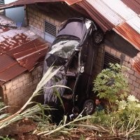Bruuk! Mobil Operasional Sekda Papua Terjun ke Rumah Warga